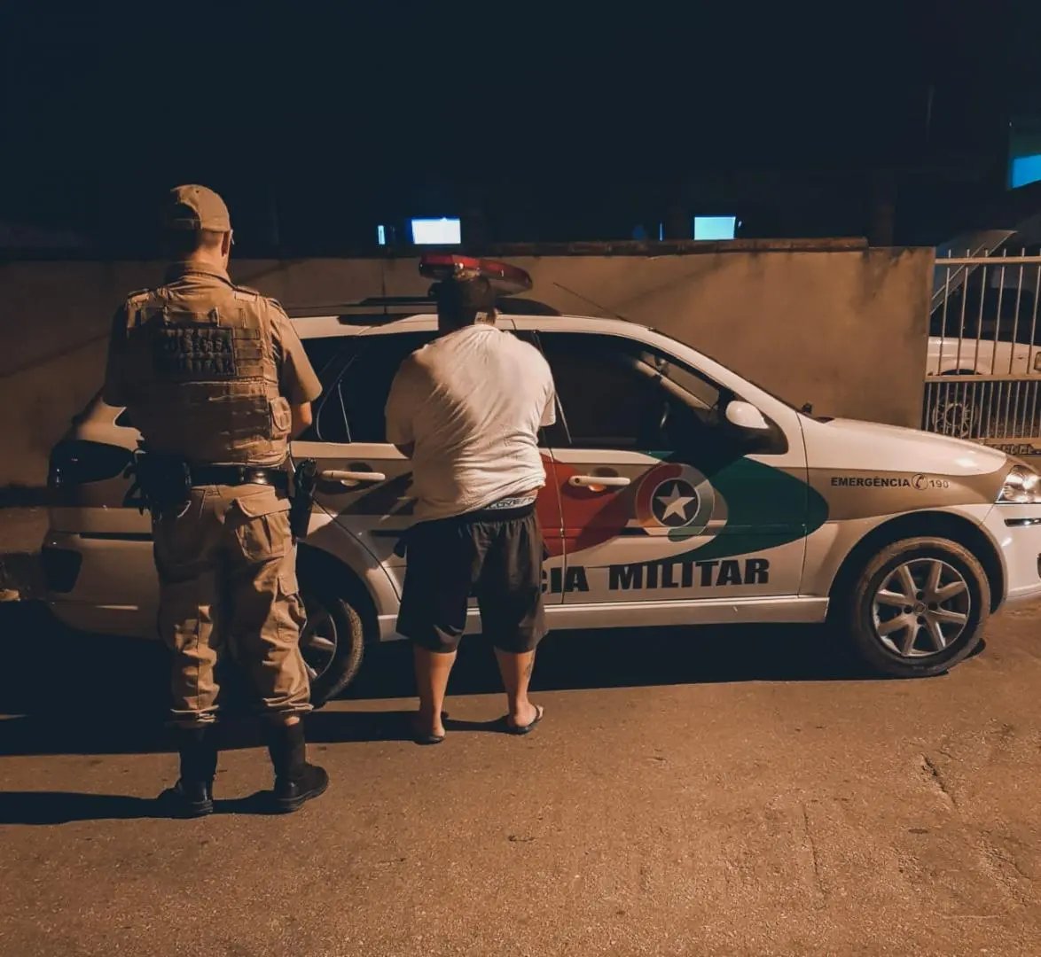 PM prende acusado de tr&aacute;fico de drogas no bairro Limeira