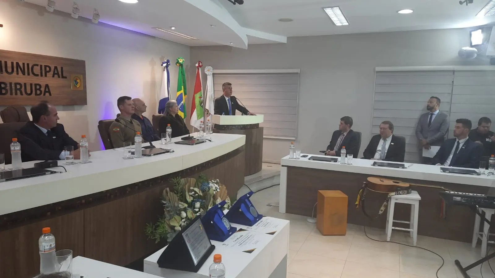 (V&iacute;deo) C&acirc;mara de Guabiruba promove sess&atilde;o dedicada a homenagens