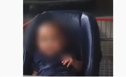 (V&Iacute;DEO) Beb&ecirc; &eacute; esquecido em um carrinho de supermercado