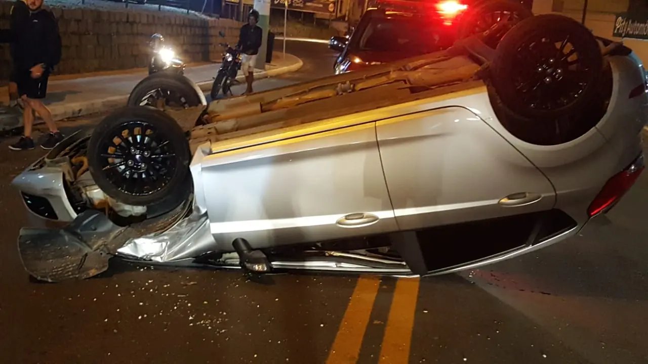 Ve&iacute;culo capota na r&oacute;tula do Santa Rita