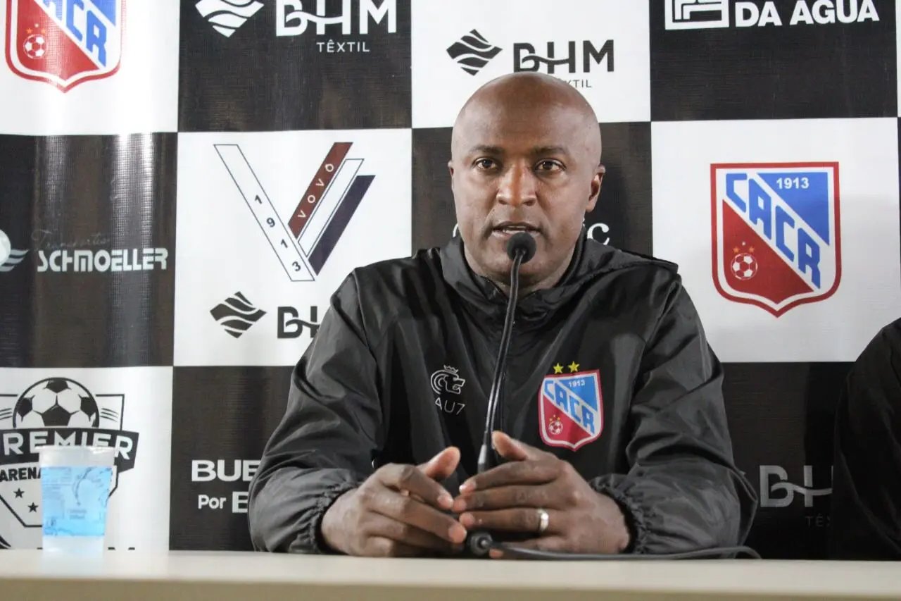 Carlos Renaux demite o t&eacute;cnico Reinaldo Oliveira