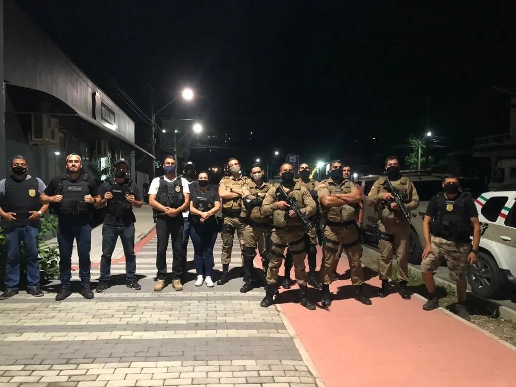 Opera&ccedil;&atilde;o conjunta &eacute; realizada em Bombinhas