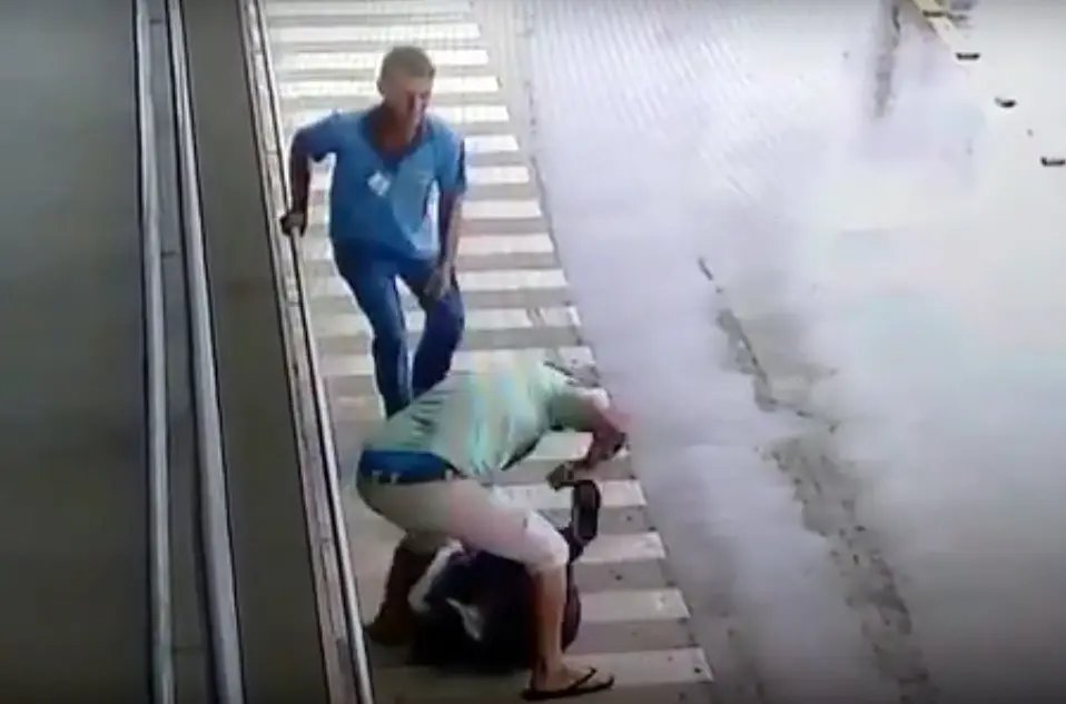 Vídeo mostra homem esfaqueando ex-companheira no norte de SC 