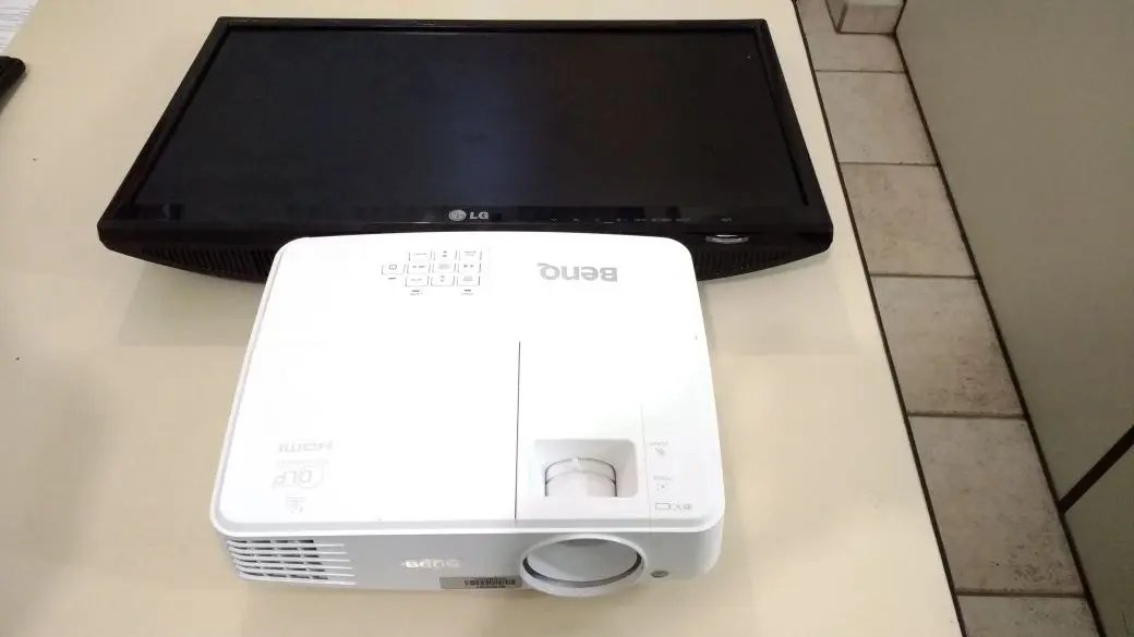 Homem é levado para a DP com monitor e projetor