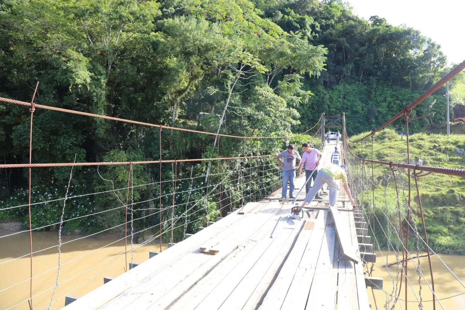 Prefeitura reforma ponte pênsil que liga Guabiruba a Brusque