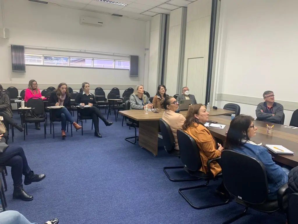 Educa&ccedil;&atilde;o apresenta projeto &ldquo;Aprende + Brusque&rdquo; ao colegiado da AMVE 