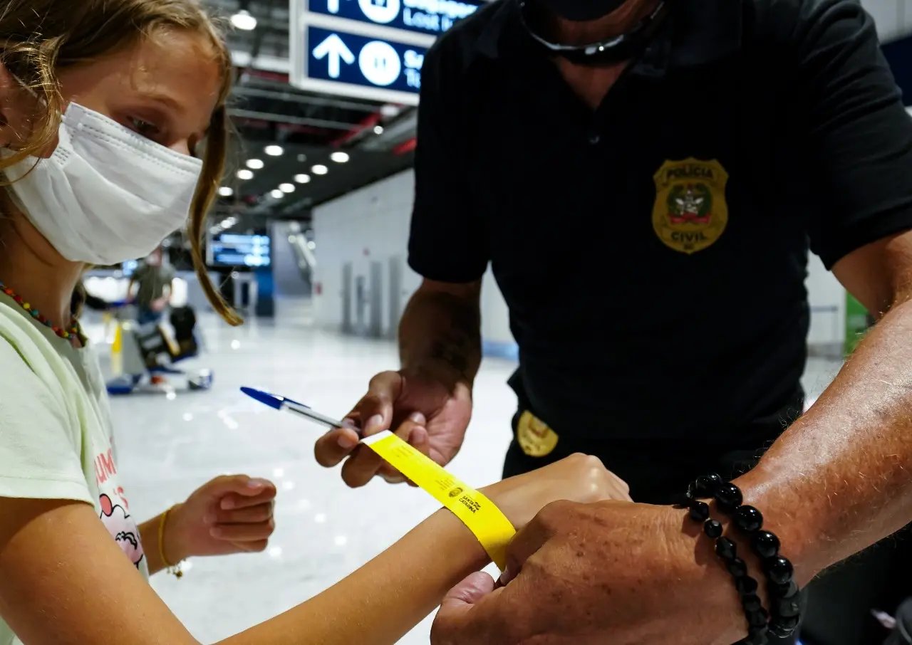 Pol&iacute;cia Civil amplia distribui&ccedil;&atilde;o de pulserinhas para identificar crian&ccedil;as