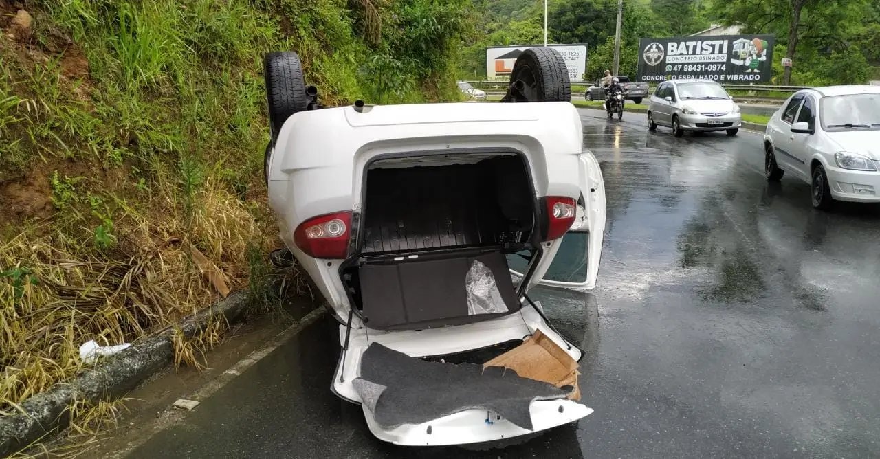 Idosa fica ferida ap&oacute;s ve&iacute;culo capotar, em Guabiruba