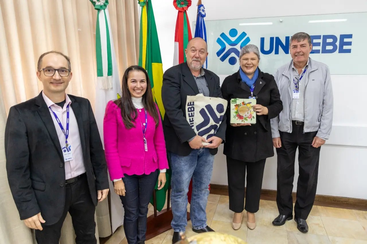 Livro publicado pela Editora da Unifebe &eacute; entregue &agrave; Secretaria de Estado da Educa&ccedil;&atilde;o 