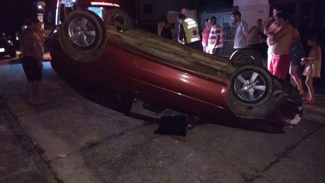 Motorista perde o controle e capota após bater em carro parado
