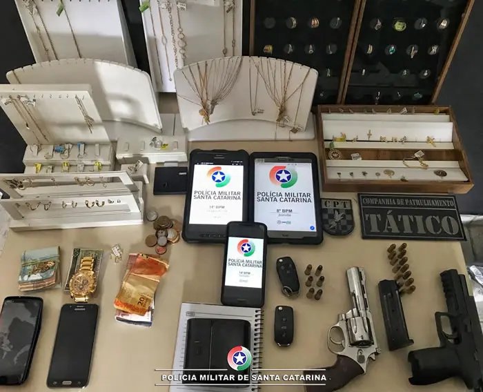 Opera&ccedil;&atilde;o policial em Itaja&iacute; prende ladr&otilde;es de relojoaria
