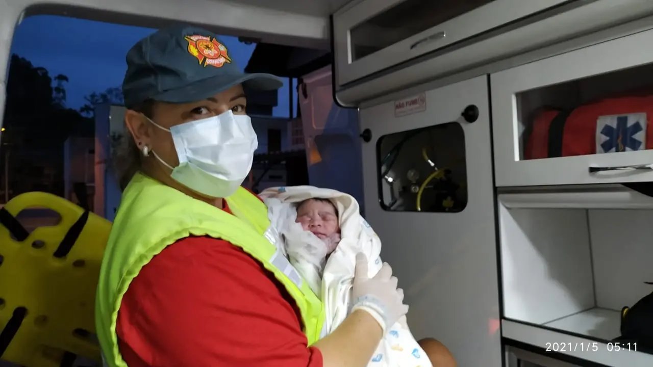 Equipe dos bombeiros auxilia em parto durante a madrugada