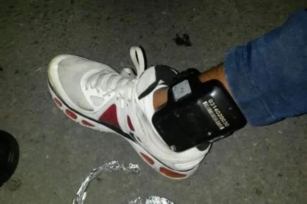 Homem &eacute; preso usando tornozeleira eletr&ocirc;nica falsa para atrair mulheres, segundo ele