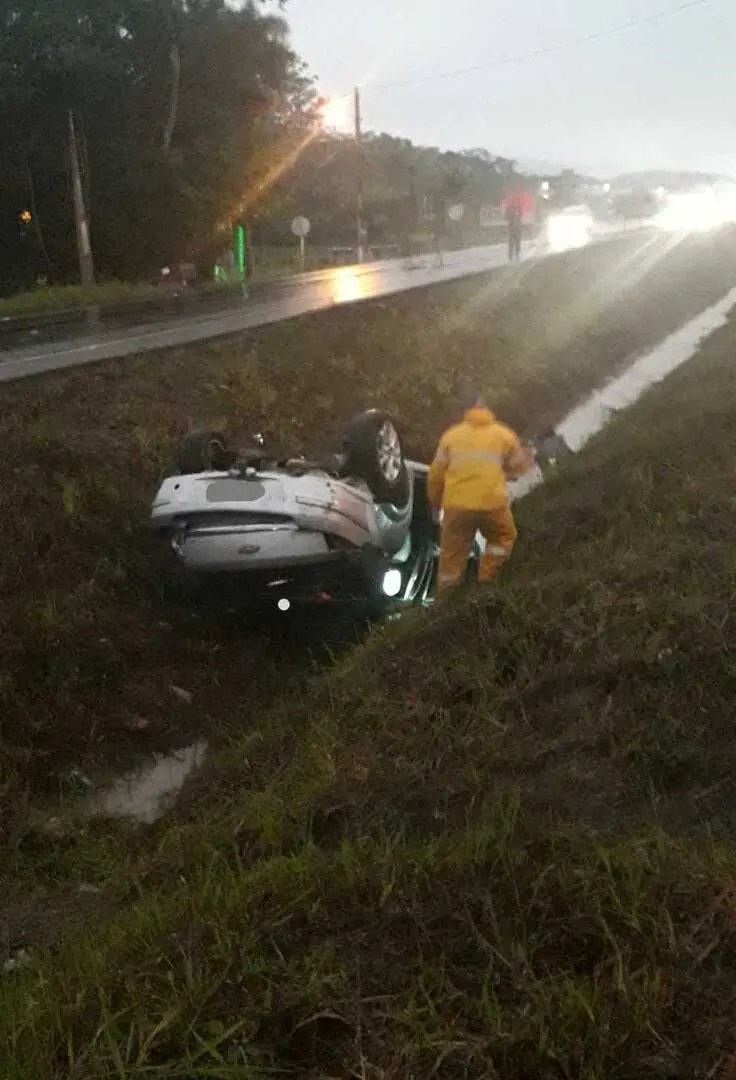 Carro capota ap&oacute;s colis&atilde;o entre dois carros, na BR-470