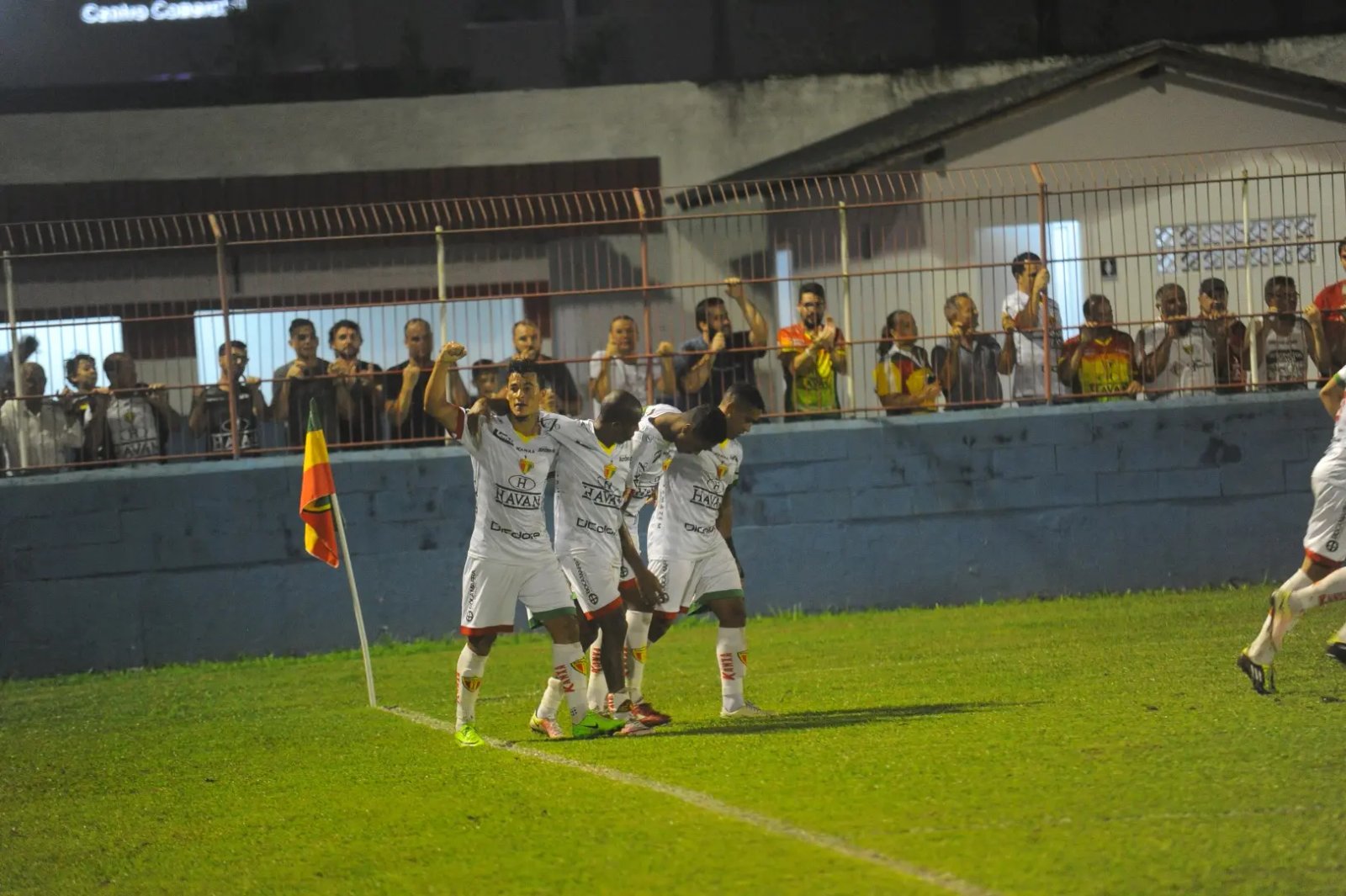 Brusque vira e vence Metropolitano com dois de Belusso