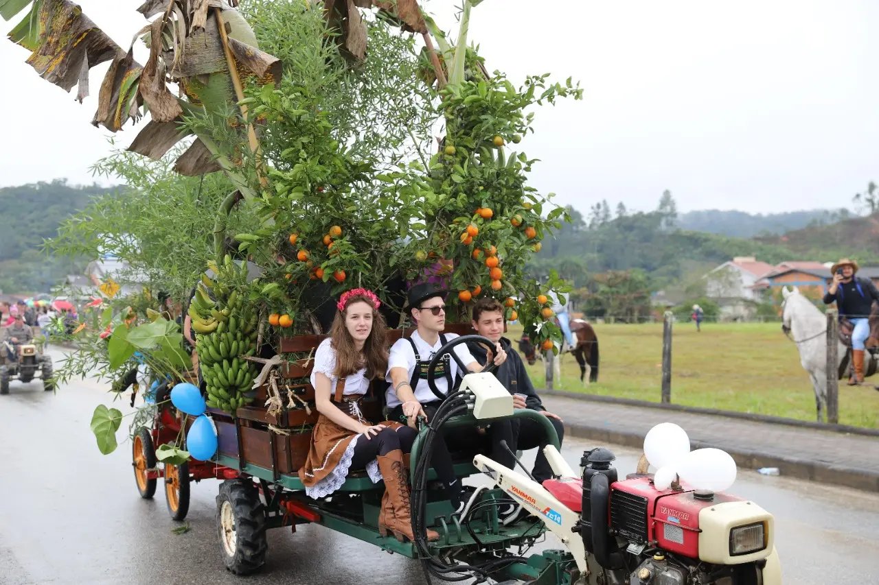 Segundo dia da 7&ordf; Festa da Integra&ccedil;&atilde;o abre com tradicional desfile aleg&oacute;rico