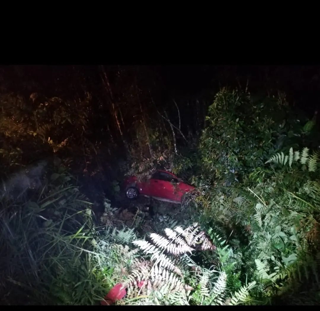 Carro sai da pista e capota no bairro Zant&atilde;o