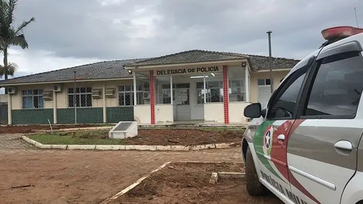 Esfaqueada pelo marido, mulher busca socorro com vizinhos