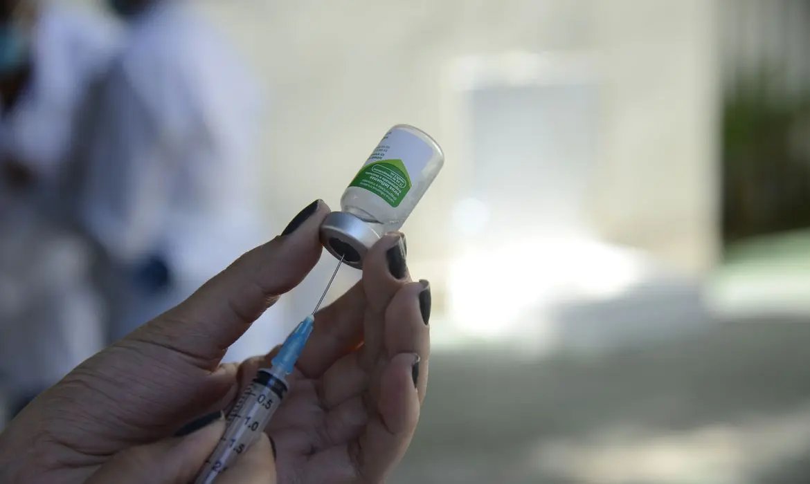 Minist&eacute;rio da Sa&uacute;de amplia quarta dose para pessoas acima de 50 anos