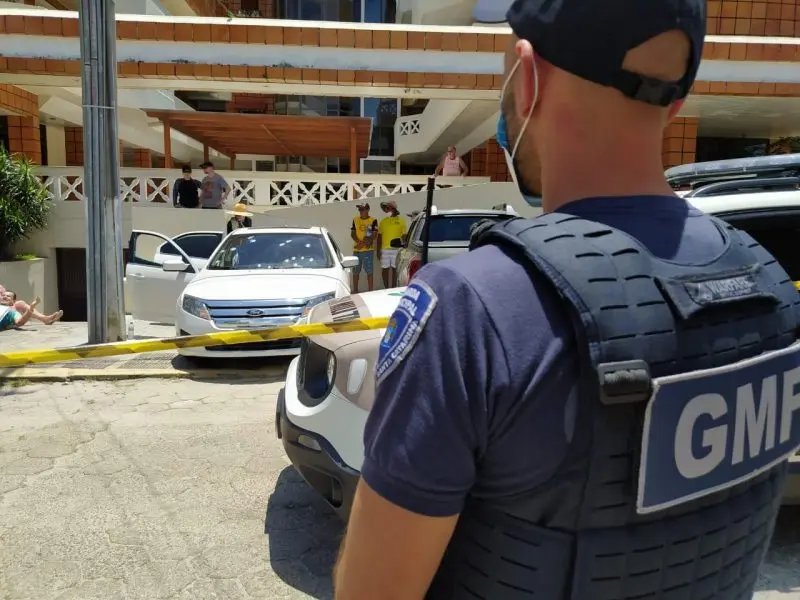 (V&Iacute;DEO) Dois homens s&atilde;o mortos a tiros em Canasvieiras