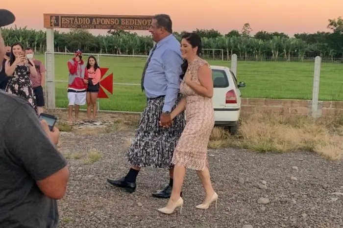 Prefeito no Rio Grande do Sul toma posse de saia para pagar aposta