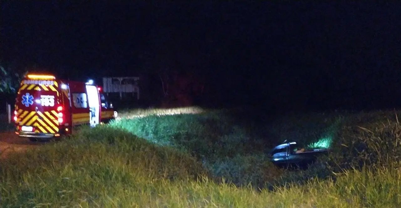 Idoso fica ferido ap&oacute;s ve&iacute;culo sair da pista e cair em barranco, em Guabiruba