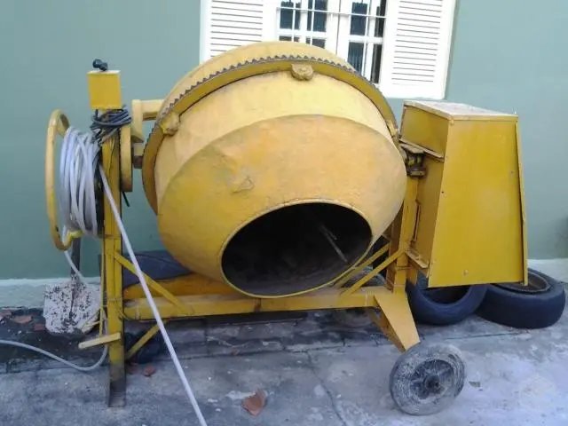 Betoneira é levada de galpão em construção