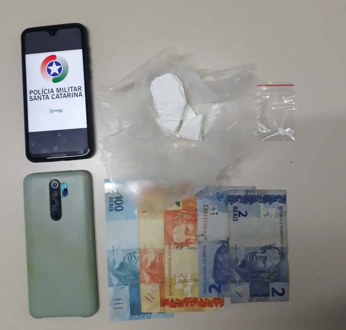 Homem &eacute; detido com drogas na rodovia Ant&ocirc;nio Heil
