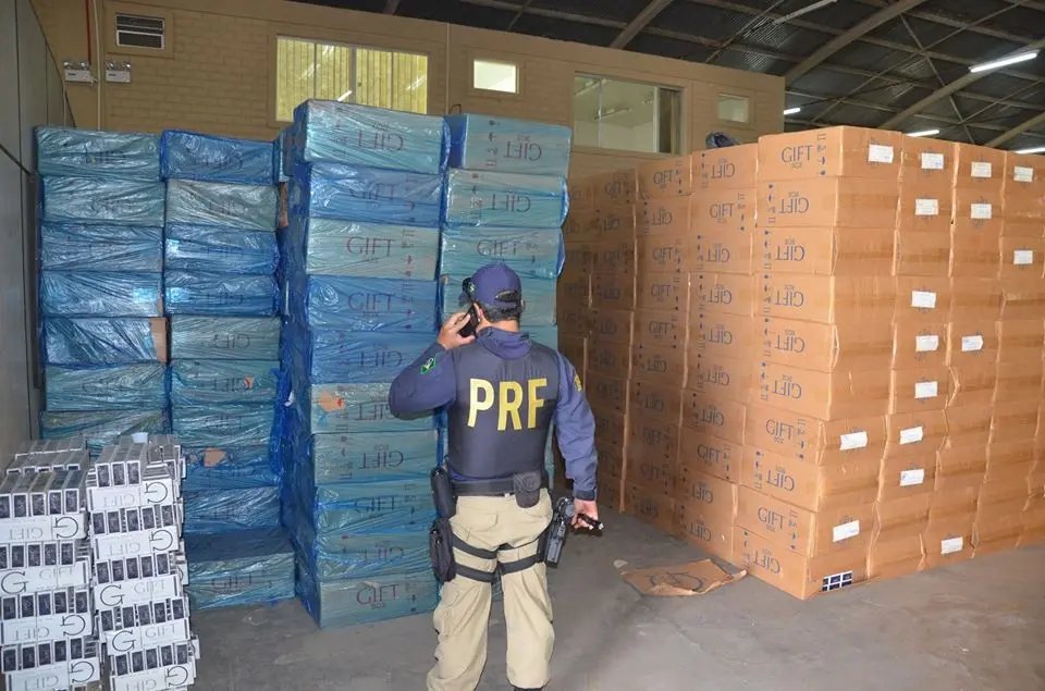 PRF faz apreensão de 1,5 milhão de maços cigarros contrabandeados em SC