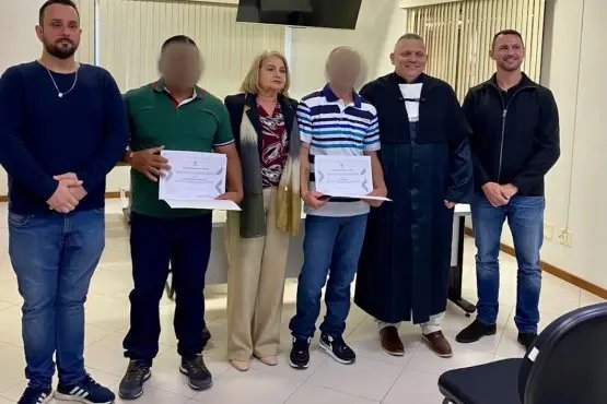 Presos estudam, se formam na universidade e colam grau