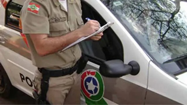 Homem embriagado e armado com fac&atilde;o amea&ccedil;a fam&iacute;lia