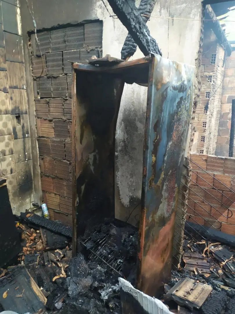  Resid&ecirc;ncia &eacute; consumida pelo fogo e dono n&atilde;o foi localizado