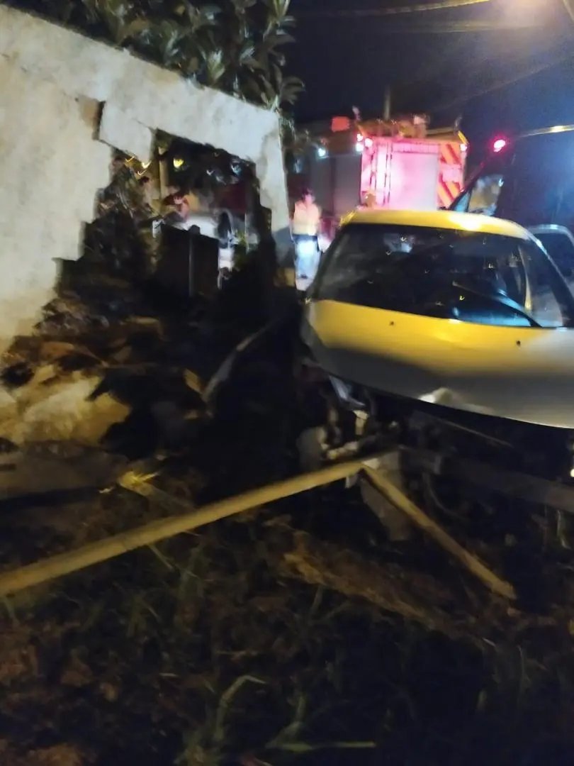 Motorista teria batido em traseira de autom&oacute;vel, fugido, e colidiu contra muro