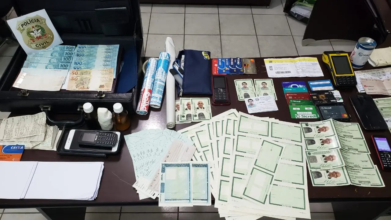Pol&iacute;cia de Gaspar prende dois suspeitos de estelionato