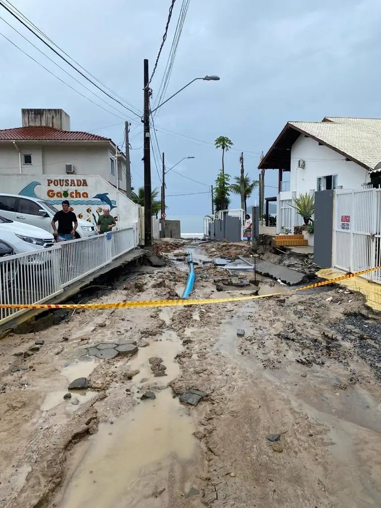 (V&Iacute;DEO) Chuva causa estragos em Bombinhas