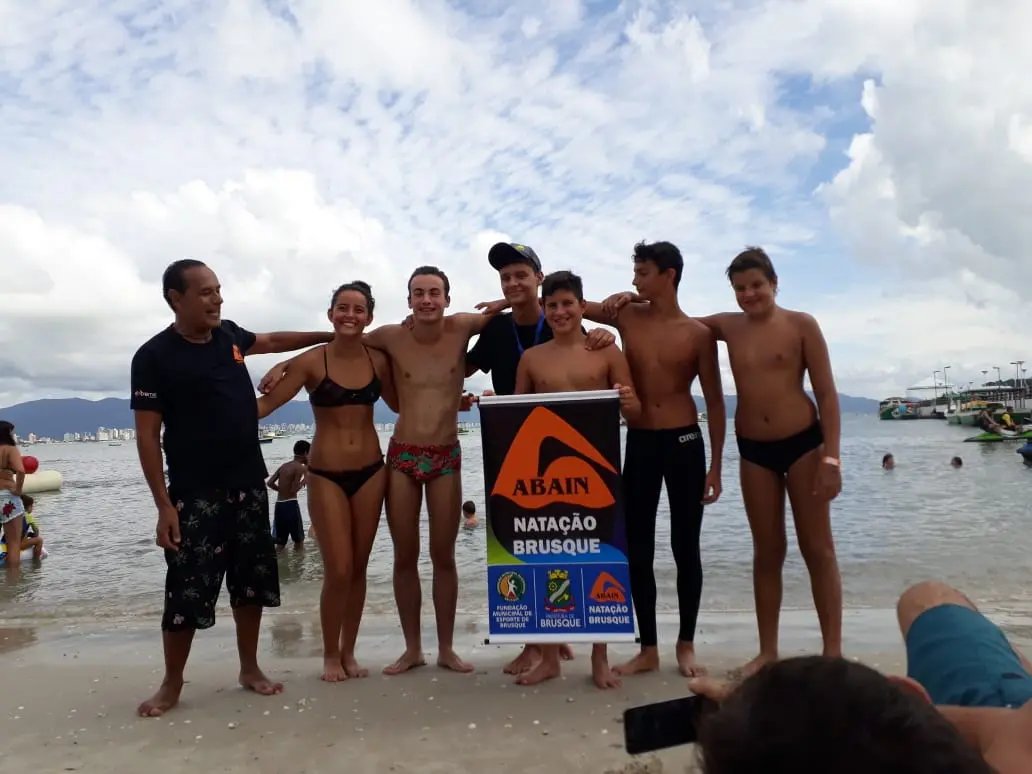 Atletas da Nata&ccedil;&atilde;o participam da Travessia Ilha de Porto Belo