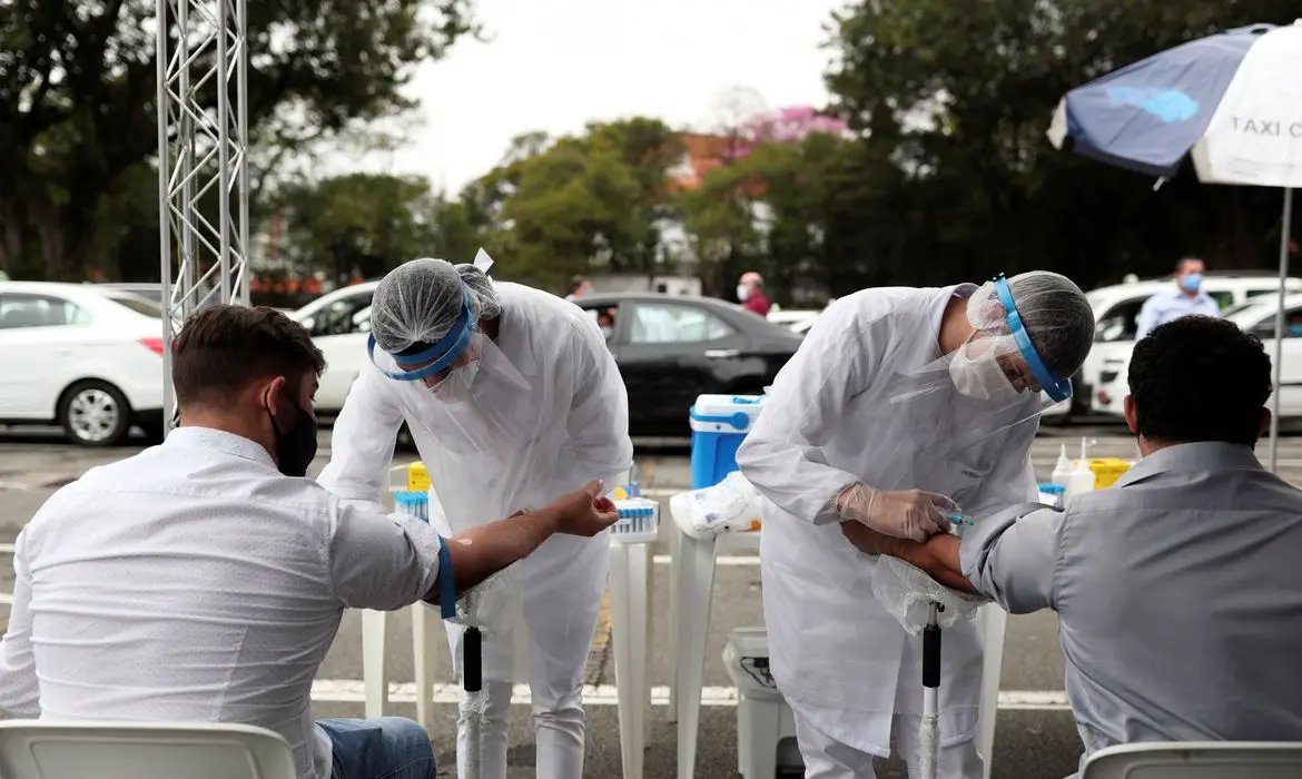 M&eacute;dia de mortes di&aacute;rias por covid-19 no Brasil chega a 736,43