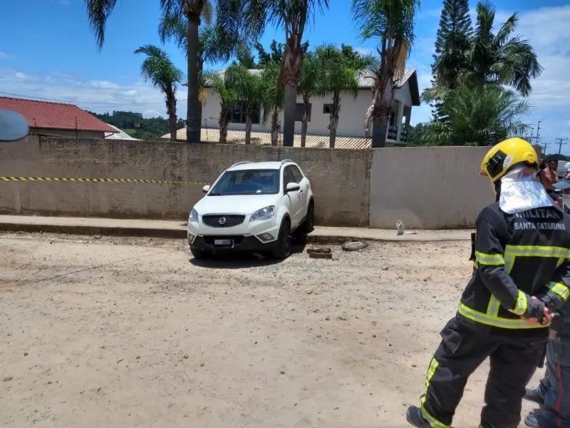 Mulher morre atropelada pelo pr&oacute;prio carro na v&eacute;spera de Natal em SC