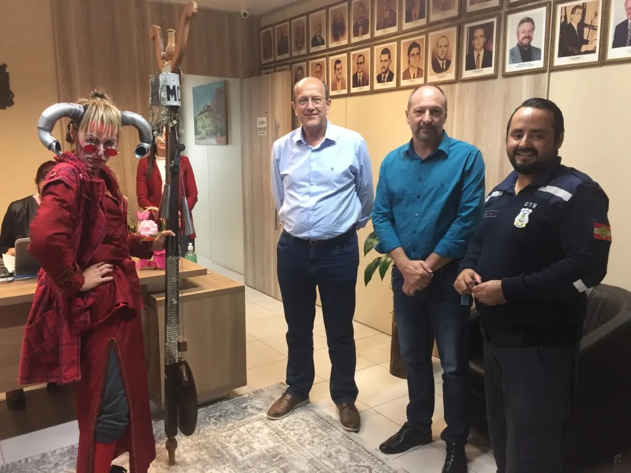 Personagem de pe&ccedil;a que ser&aacute; apresentada no domingo, visita gabinete do prefeito