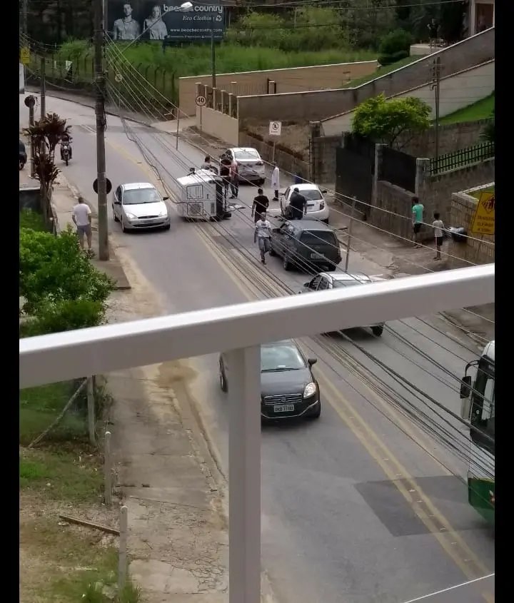Carro tomba na Gustavo Halfpap