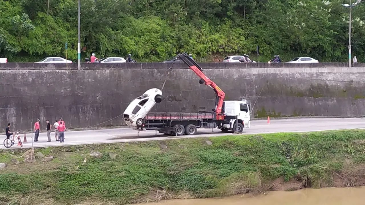 Ve&iacute;culo que caiu no Rio Itaja&iacute;-Mirim &eacute; localizado a 13 metros de profundidade