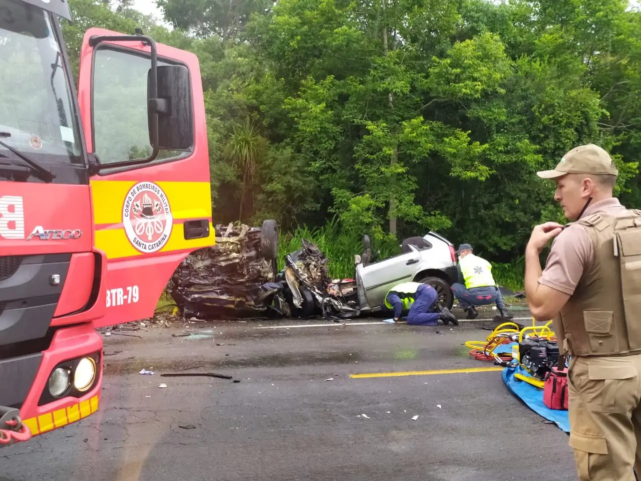 Acidente na BR-280 deixa 6 v&iacute;timas fatais, entre elas tr&ecirc;s crian&ccedil;as 