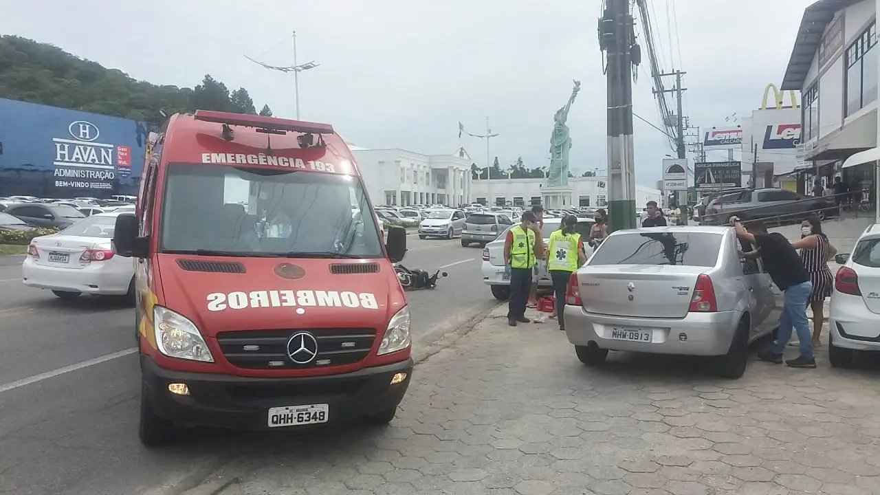 Acidente na rodovia Antonio Heil mobiliza Corpo de Bombeiros