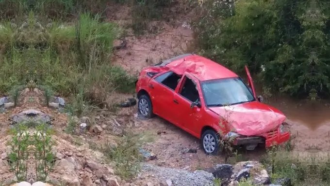 Saída de pista em São João Batista deixa quatro pessoas feridas