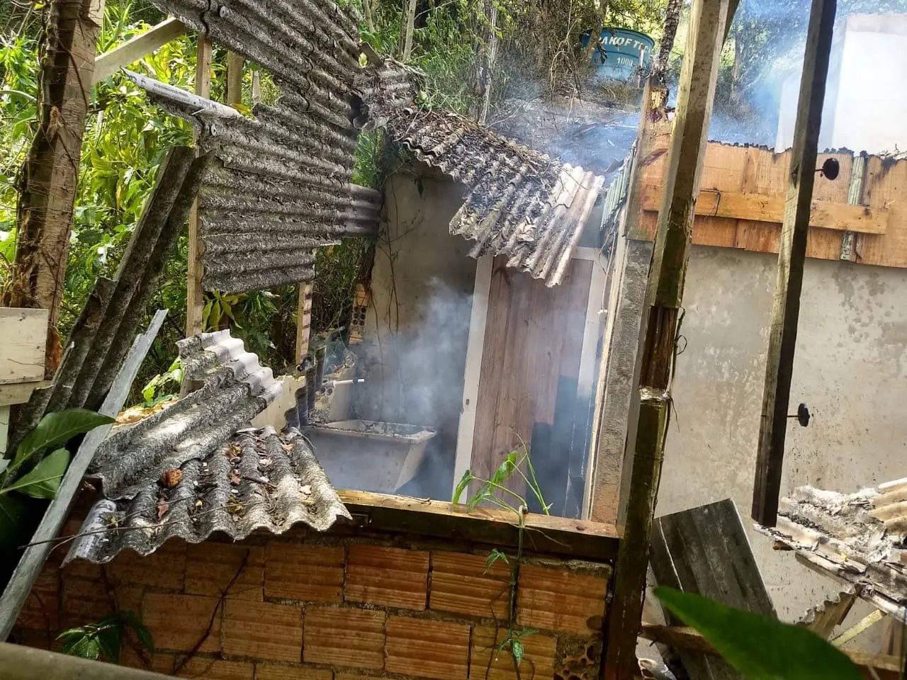 Residência é consumida pela fogo no Limoeiro