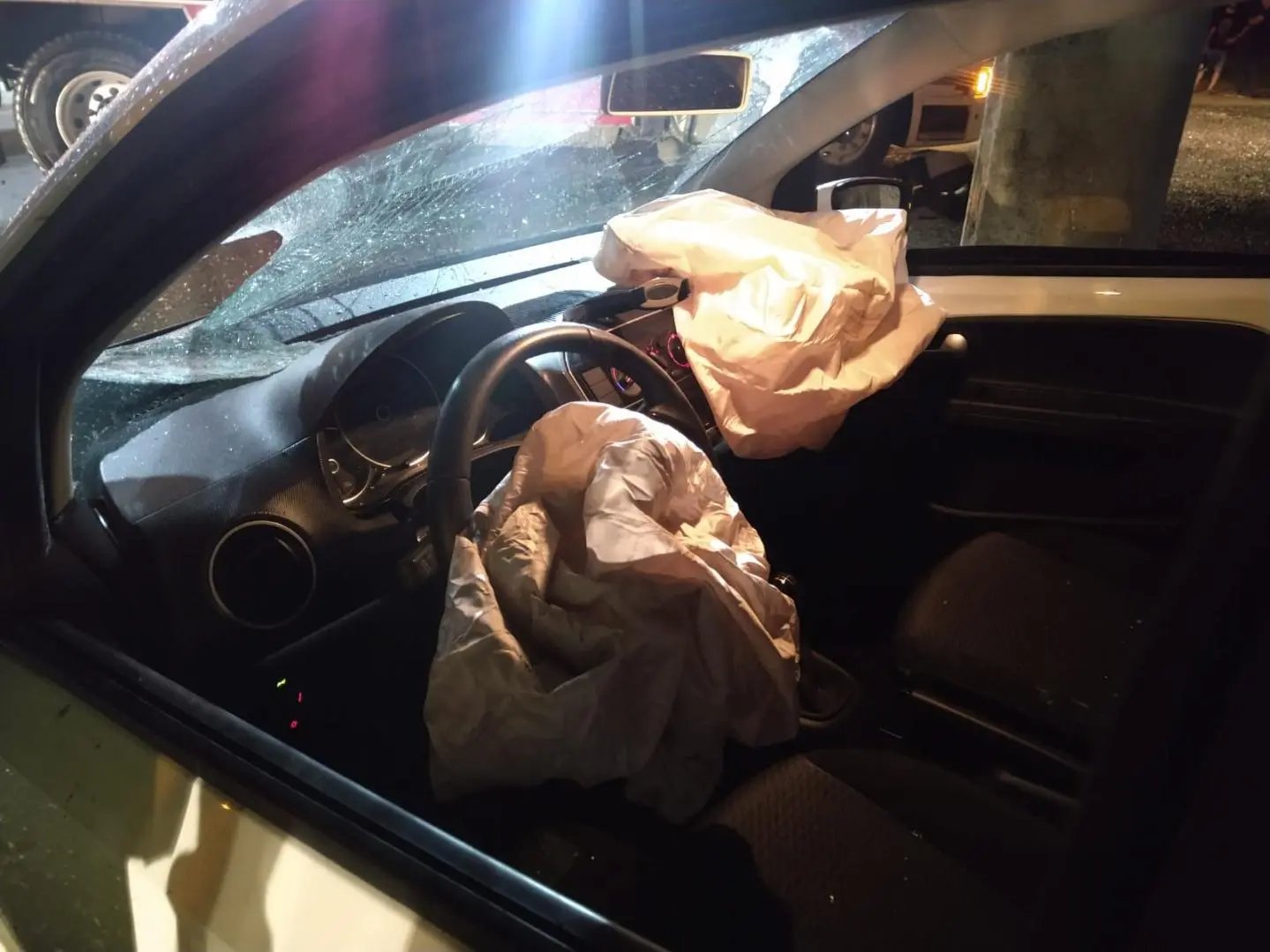 Carro colide em poste e motorista fica gravemente ferido, em Brusque