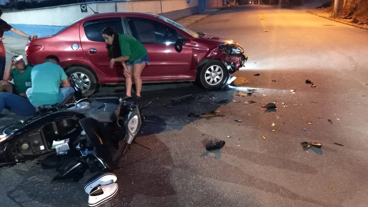 Mulher envolvida em acidente de moto &eacute; encaminhada para hospital