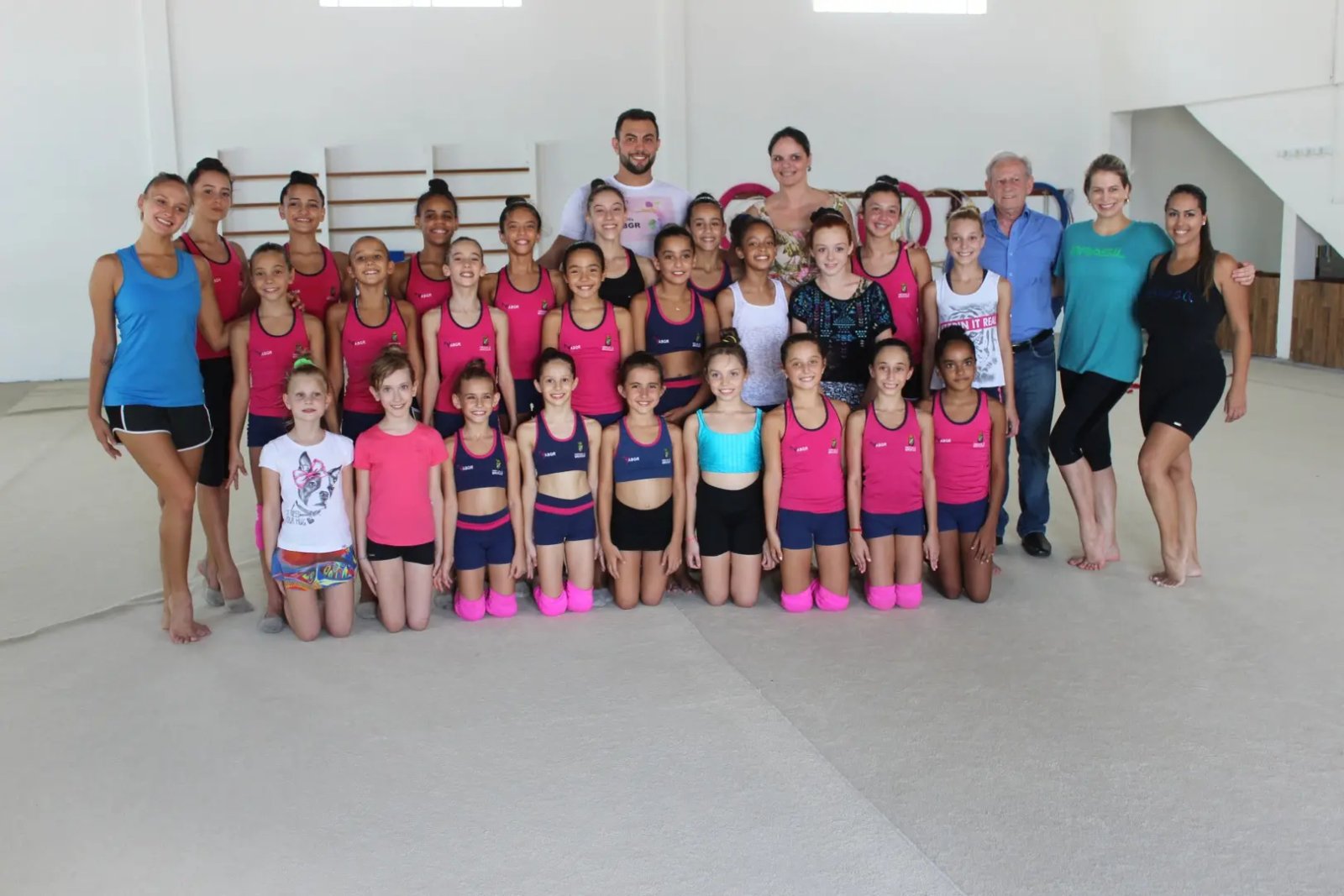 Ginástica rítmica para mais de cem crianças