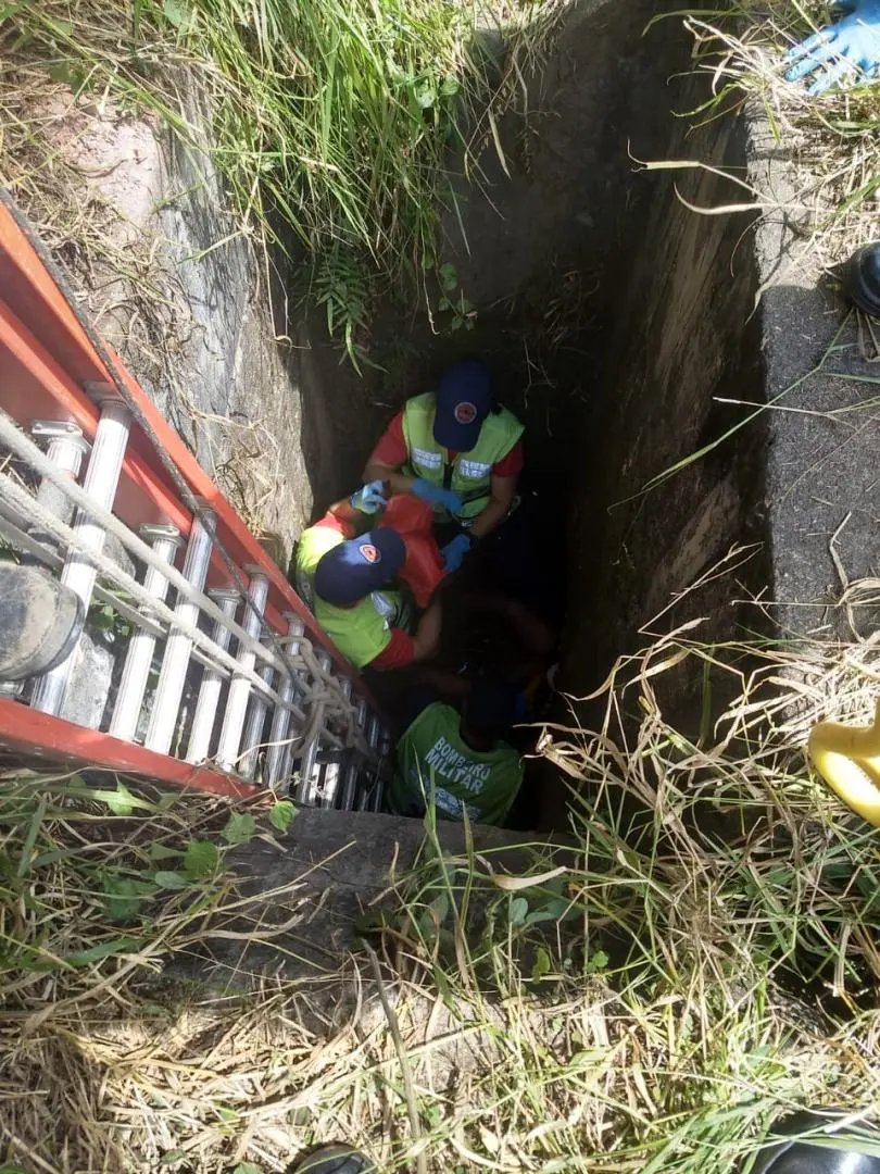 Bombeiros socorrem criança que pilotava motocicleta em rodovia