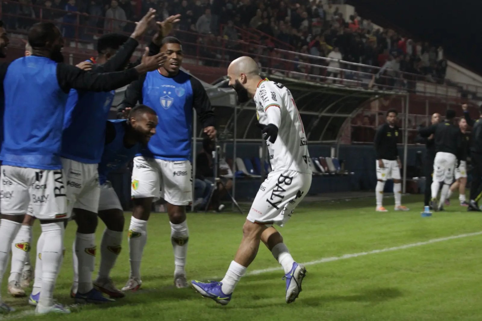 Brusque vence Tombense com pol&ecirc;mica de arbitragem